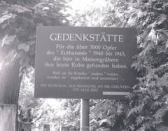 Schild am Eingang zum Friedhof Schild am Eingang zum Friedhof